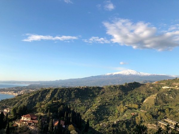 タオルミーナから見たエトナ山.JPG